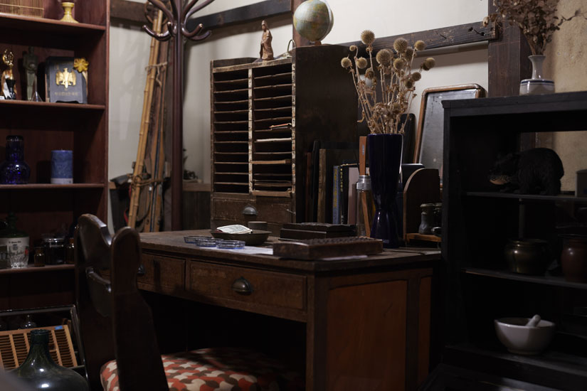 厨房の先に進むと古道具の店が