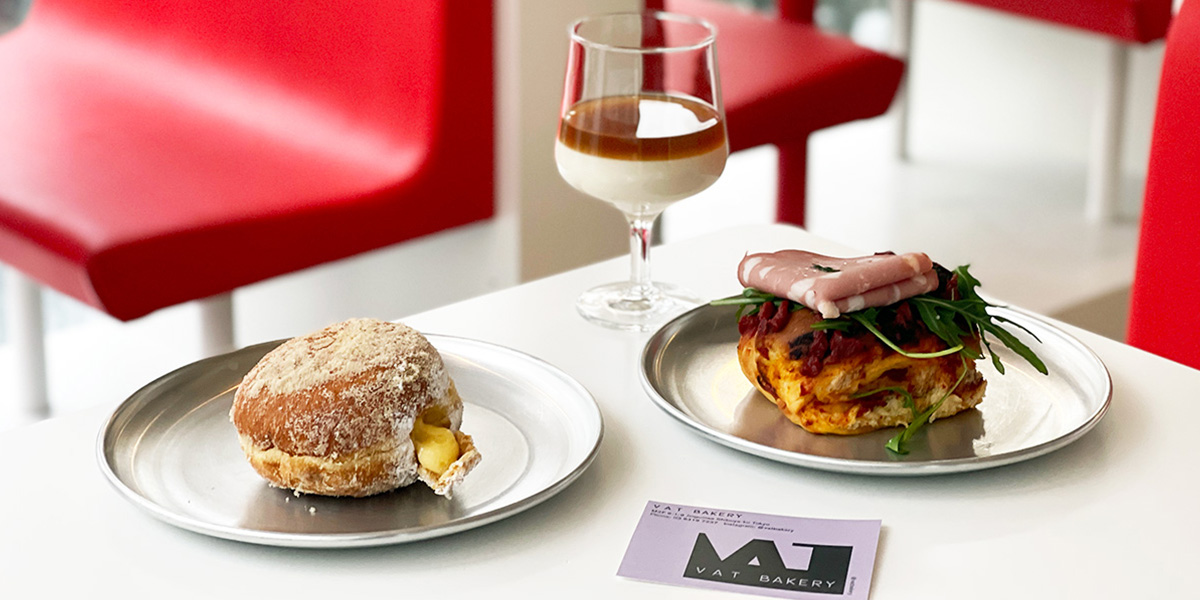 【原宿】赤×白のおしゃれ空間「VAT BAKERY」でジャンボンハムともちもちドーナツを堪能！