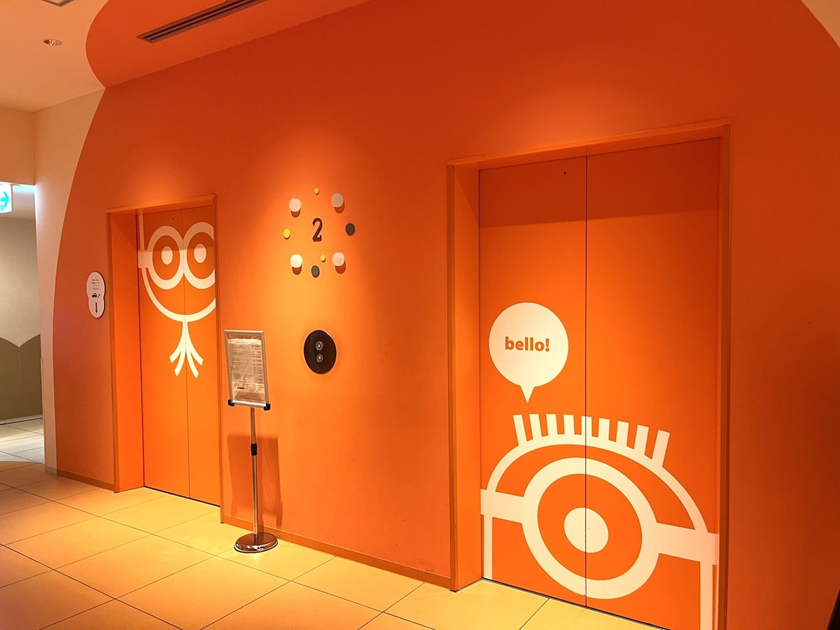 エレベーターホールにも「ベロ―！」