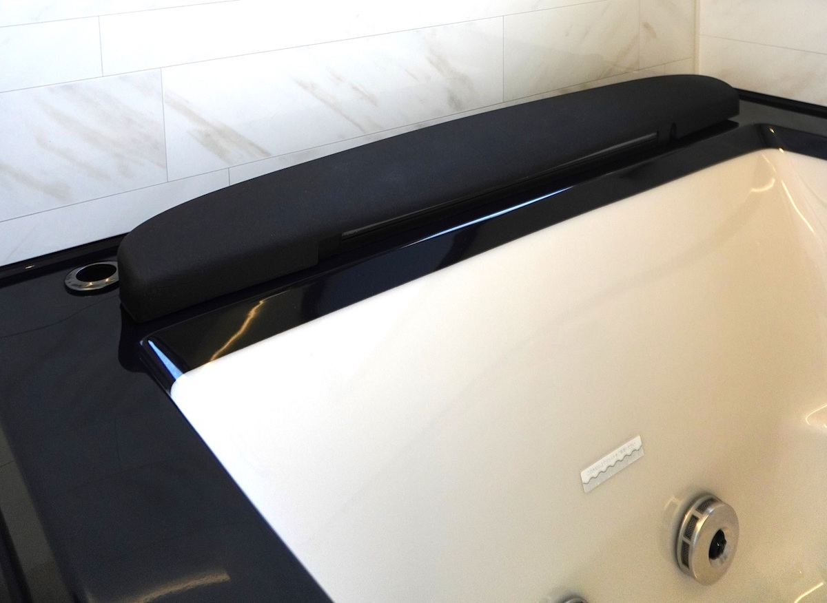 お湯が出るヘッドレストに頭をもたせかけて、リラックス。首元をじんわり温められる