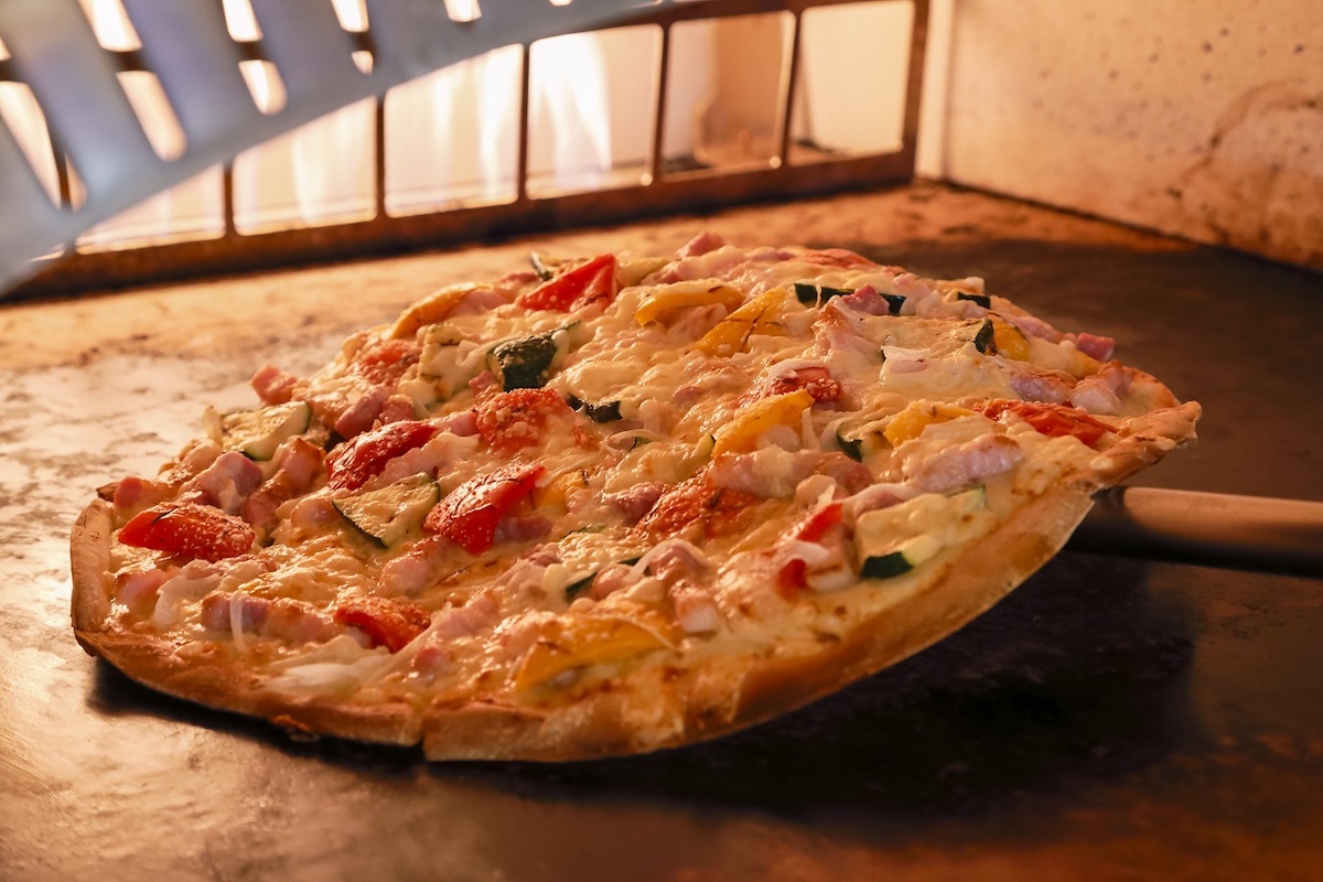 焼きたてのピッツァがいただける／ⒸHOTEL UNIVERSAL PORT VITA