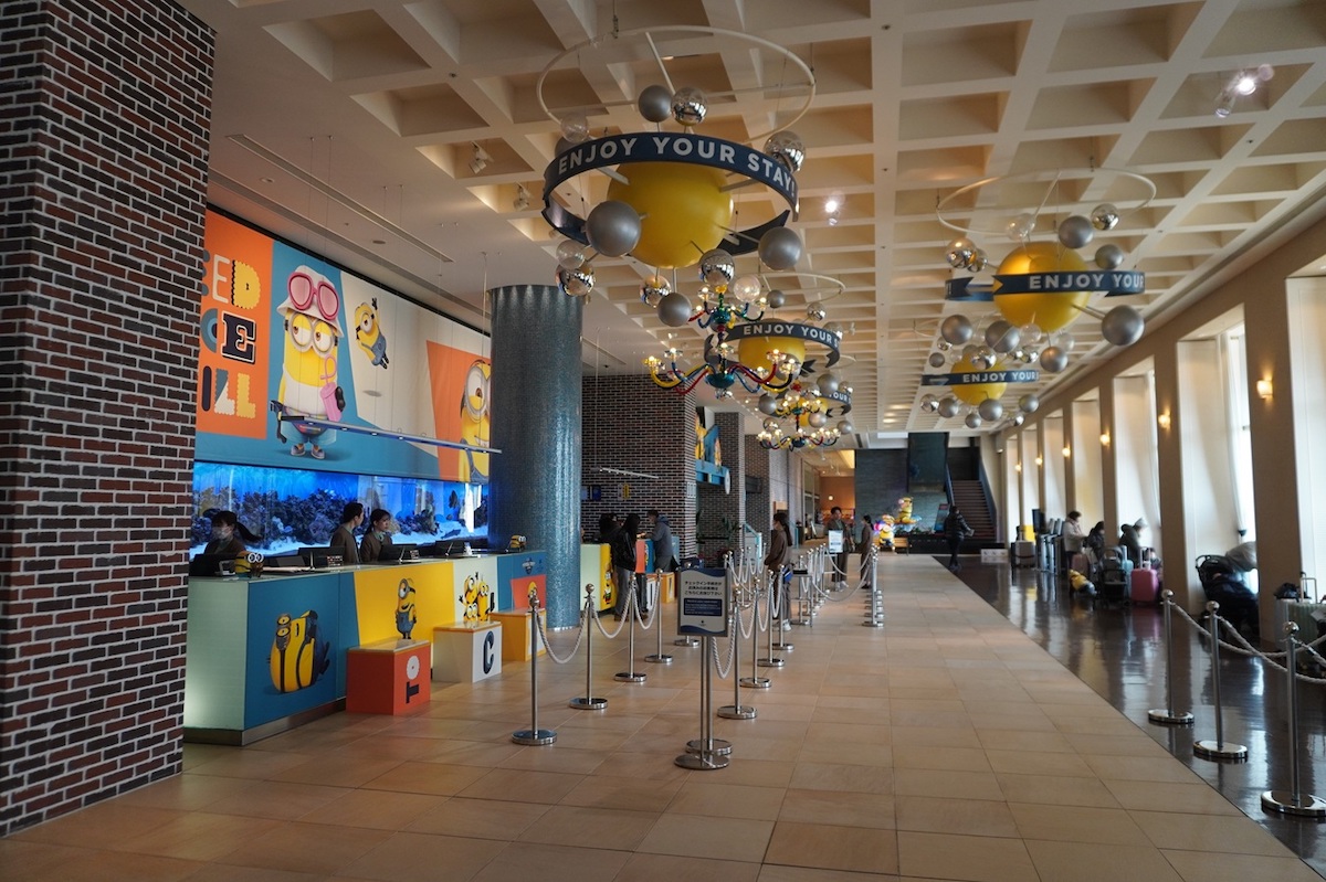 隣接するホテルのフロントでもミニオンが迎えてくれる