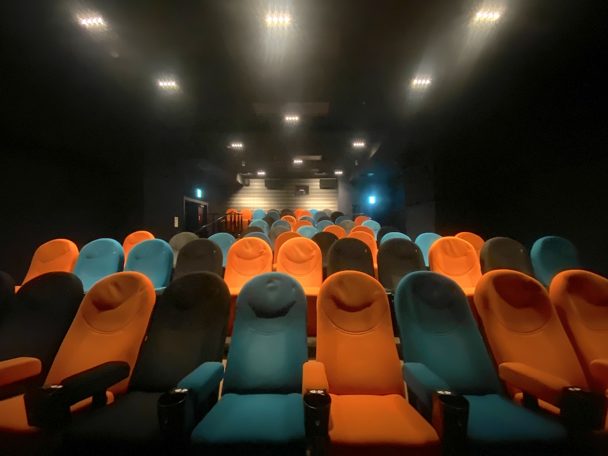 スクリーン1「ポップ」63席（うち車椅子席1席）