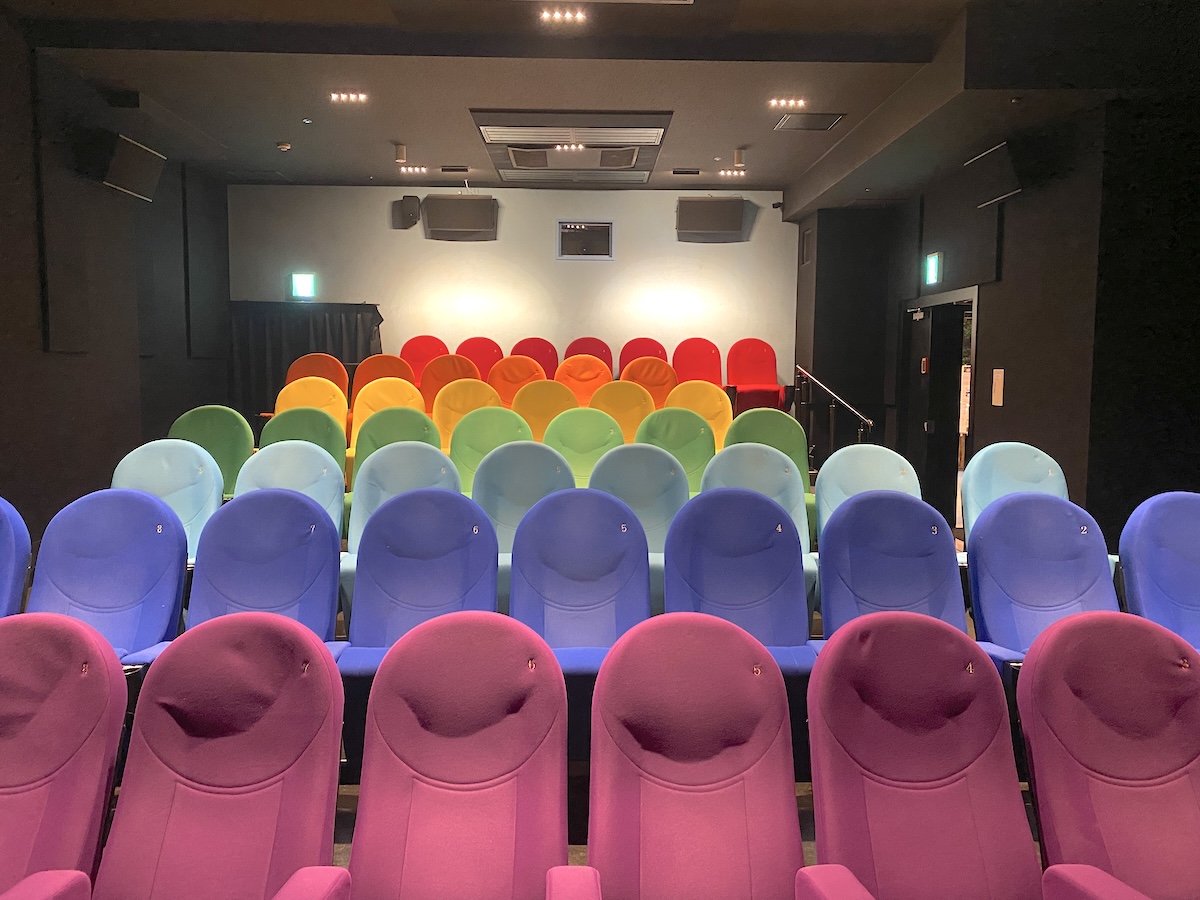 スクリーン2「レインボー」52席（うち車椅子席1席）