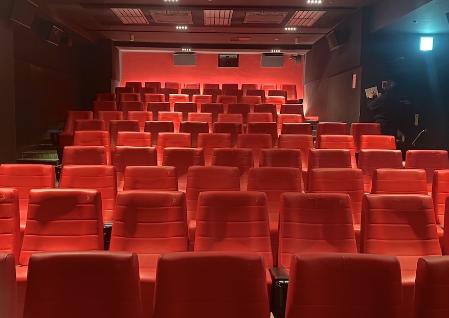 スクリーン3「レッド」座席98席（うち車椅子席1席）