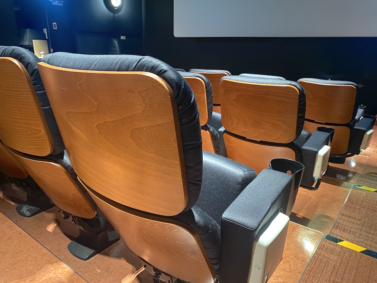 木製で作られた座席の背面