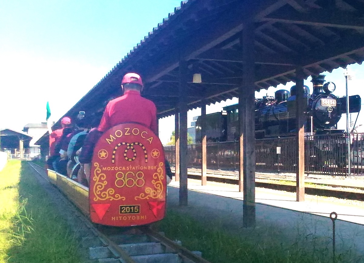 静態保存されているSL人吉とミニトレインの並走