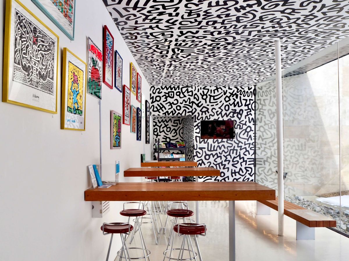 ミュージアムショップ横のカフェスペース