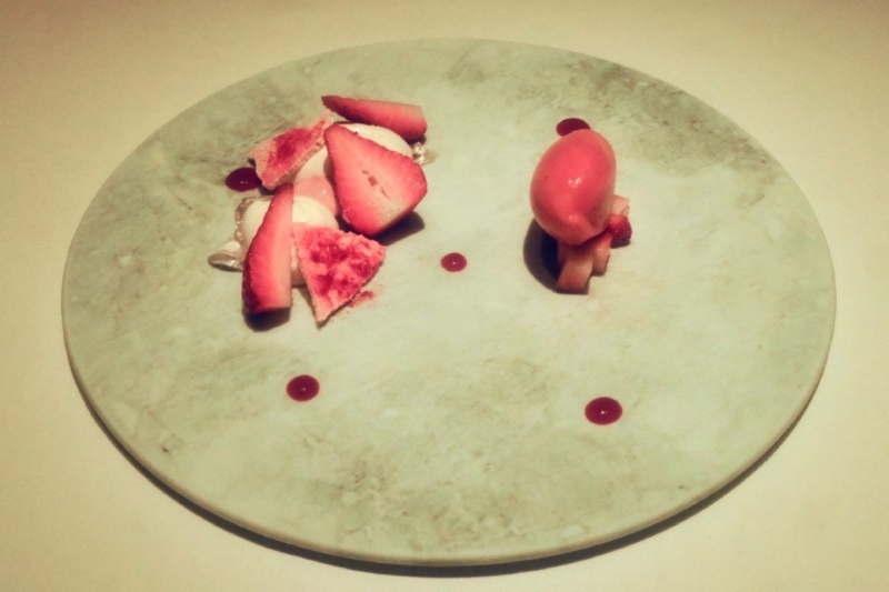 デセールは三重産 苺うた乃 マスカルポーネのエスプーマと薔薇の⾹るジュレを添えて