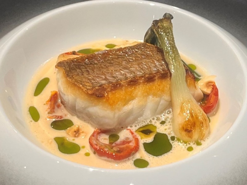 魚料理は三重県産 伊勢まだいのポワレ、白ワインとドライトマトのソース