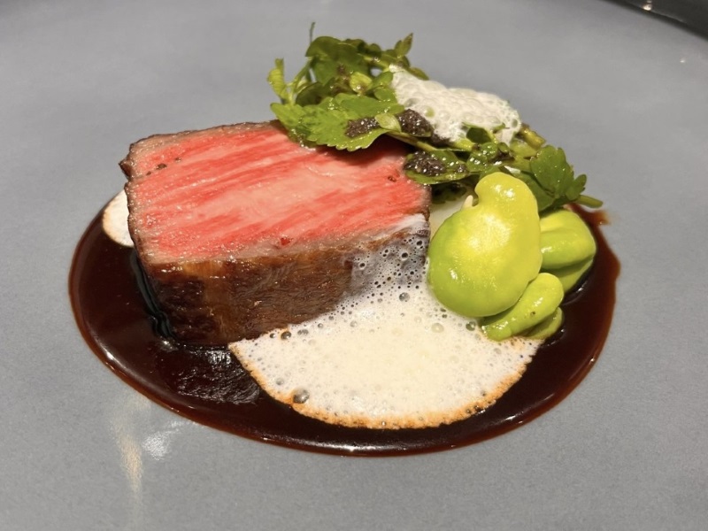 肉料理は伊賀牛サーロインのロースト、黒コショウの香るジュとパルメザンチーズのエキュム