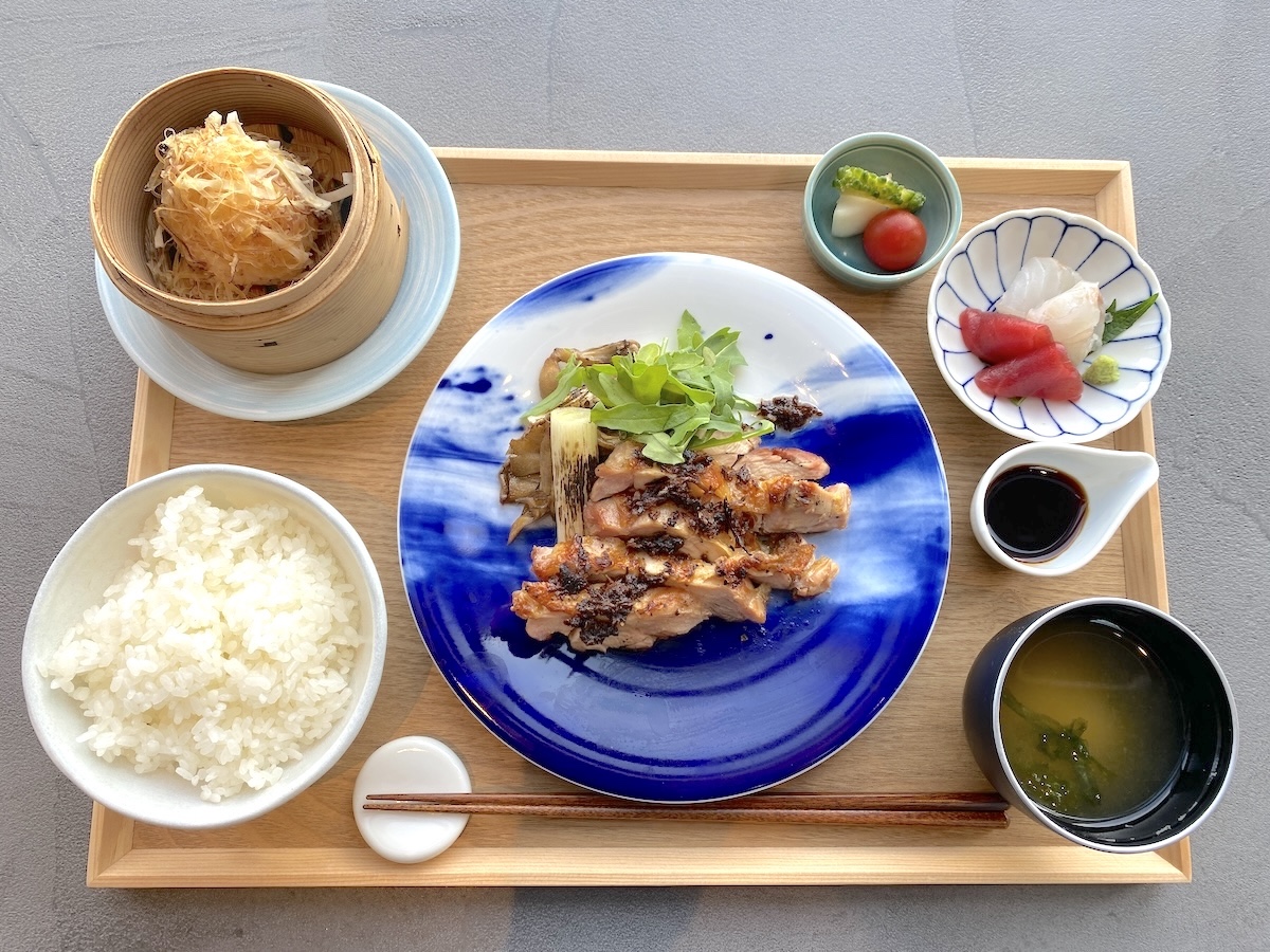 「国産鶏もも肉、出汁オイルの炭火焼き御膳」1580円