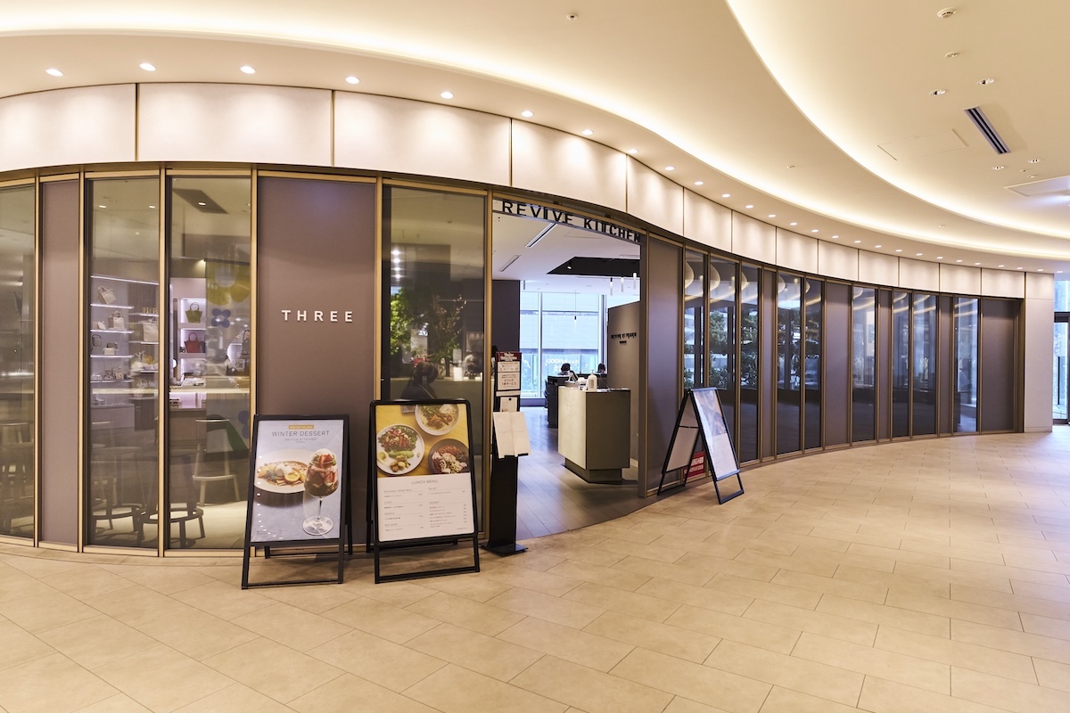 「THREE」のロゴが目印。エスカレーターを上れば、すぐに見つかる