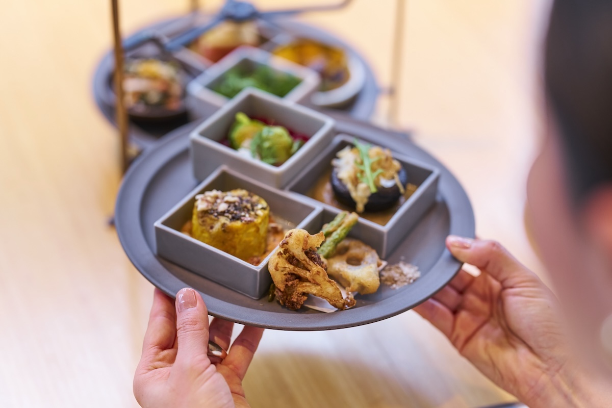 スタンドの縦のバーを横に広げるとプレートを取り出すことができる