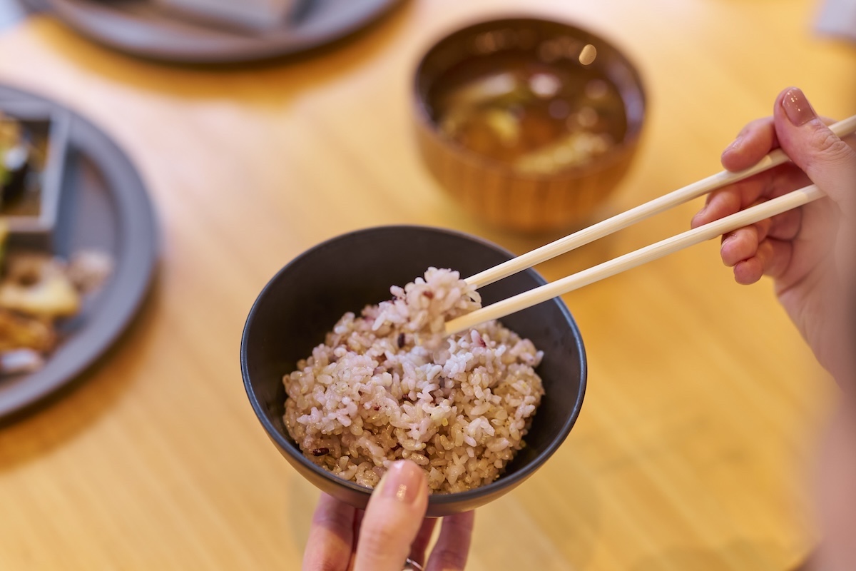 食事の進み具合に合わせて「玄米入り雑穀ご飯」と「冬野菜のすまし汁」が提供される