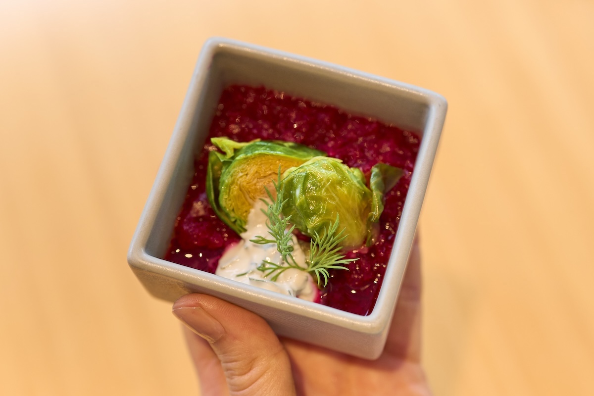 家庭では調理が難しいだろう「芽キャベツのボルシチ仕立て」