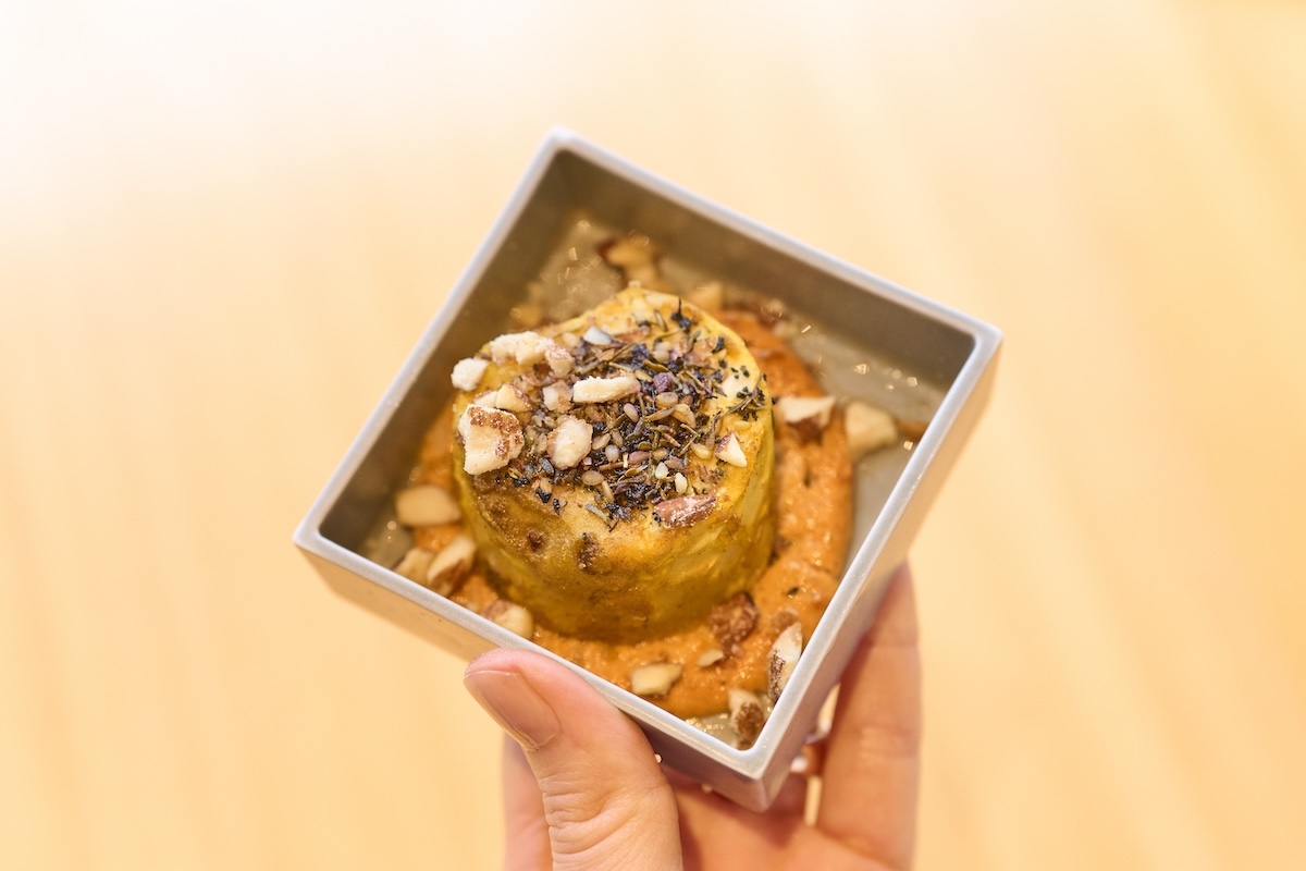 食材調達が難しい根セロリが主役の「根セロリステーキ ロメスコソース」