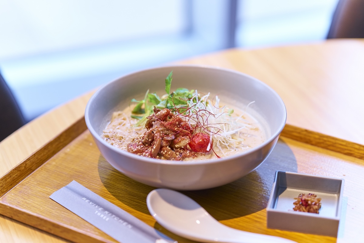 「トマト味噌の豆乳担々麺」2200円。14〜17時は提供なし