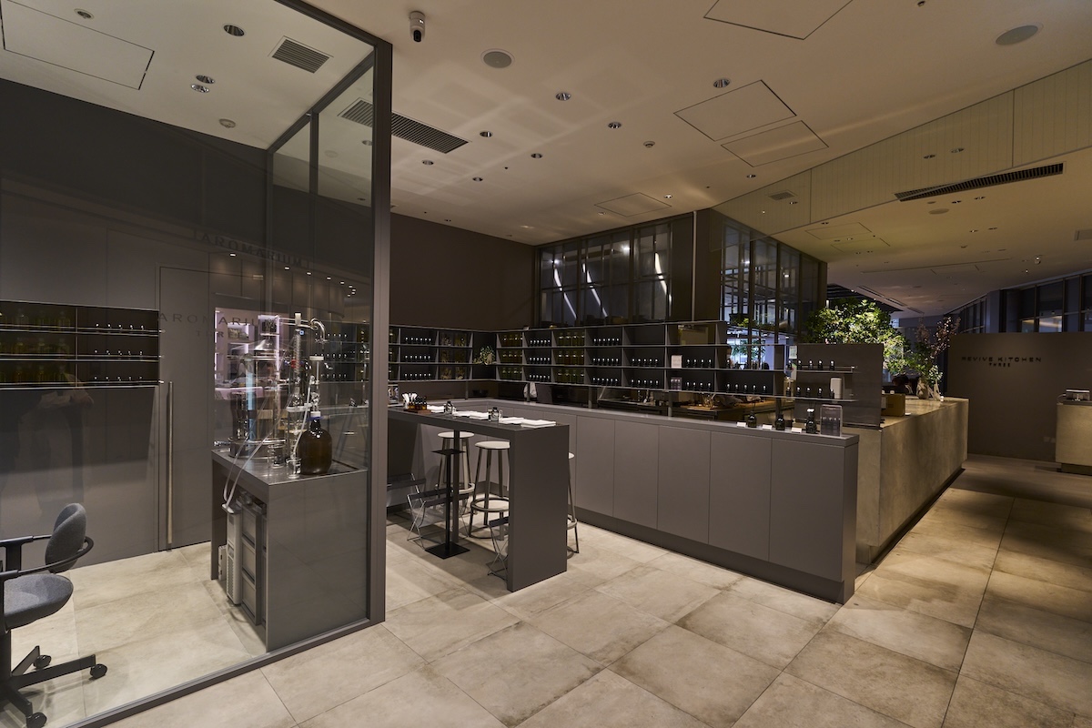 コスメショップとレストランの間に位置するアロマのラボ「AROMARIUM THREE」