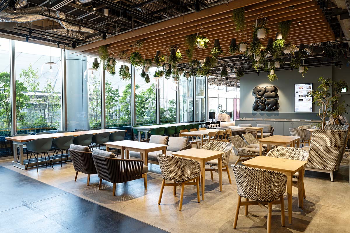 賑やかな公共スペース「ヤエスパブリック」