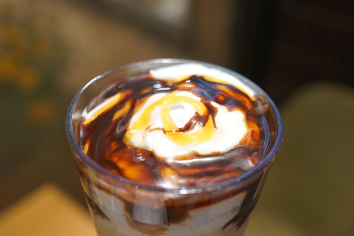 「春空 ミルクコーヒー フラペチーノ®」カスタマイズ：ハチミツ追加（無料）、キャラメルソース追加（無料）、チョコレートソース追加（無料）