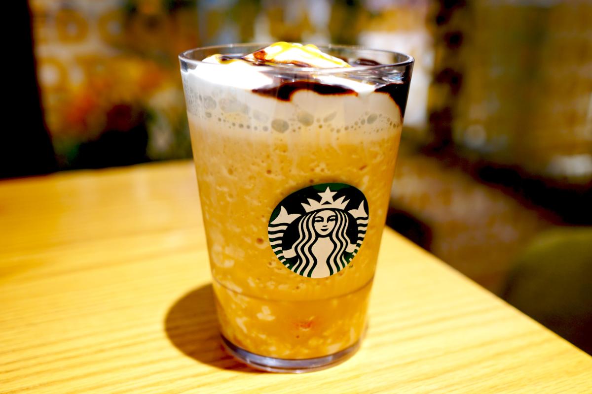 「春空 ミルクコーヒー フラペチーノ®」カスタマイズ：ハチミツ追加（無料）、キャラメルソース追加（無料）、チョコレートソース追加（無料）、アーモンドミルクに変更（無料）、エスプレッソ追加（＋55円）