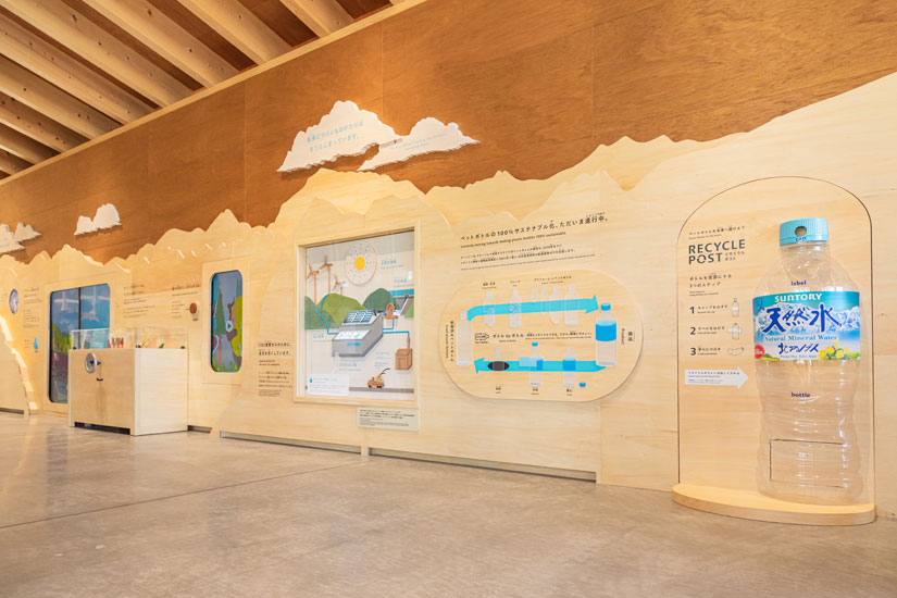 木の温もりに包まれた「天然水ハウス」の中は、水の循環を伝える展示も