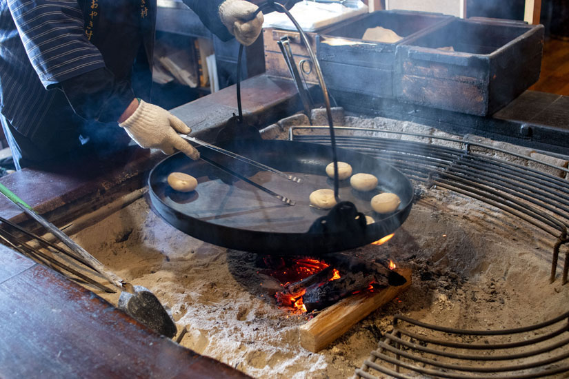 大きなほうろく鍋は、38年前の創業当時から使っているものだとか
