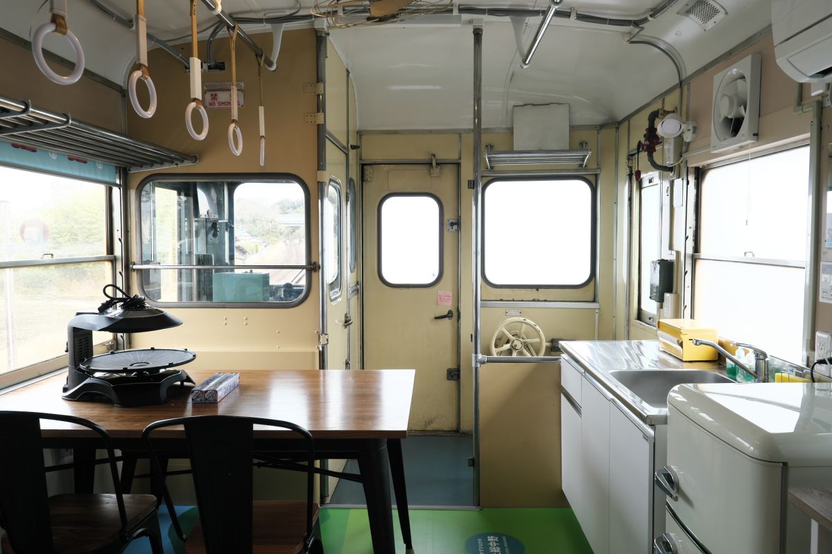 車両前側はダイニングスペース