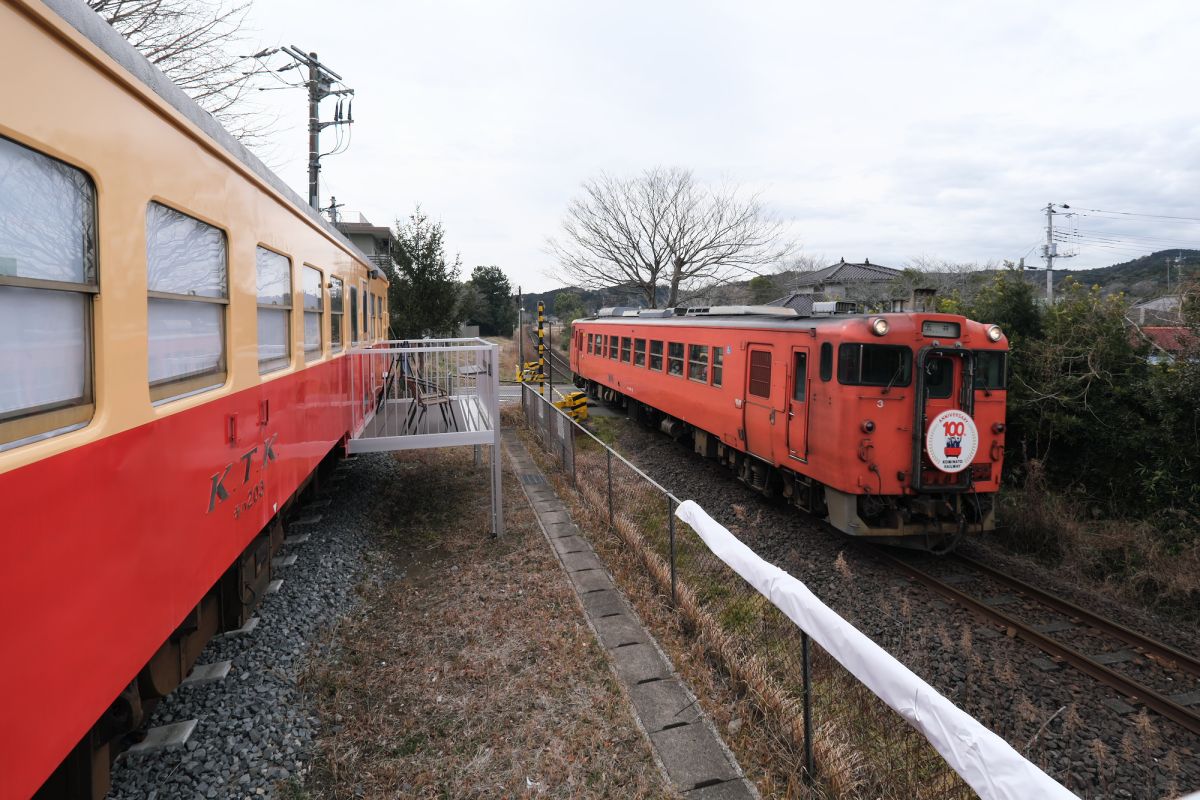 すぐ脇を本物の小湊鉄道が走る