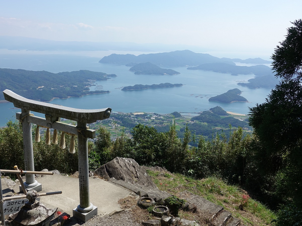 山頂にある漁民と航海の安全を祈願して祀られた倉岳神社の鳥居