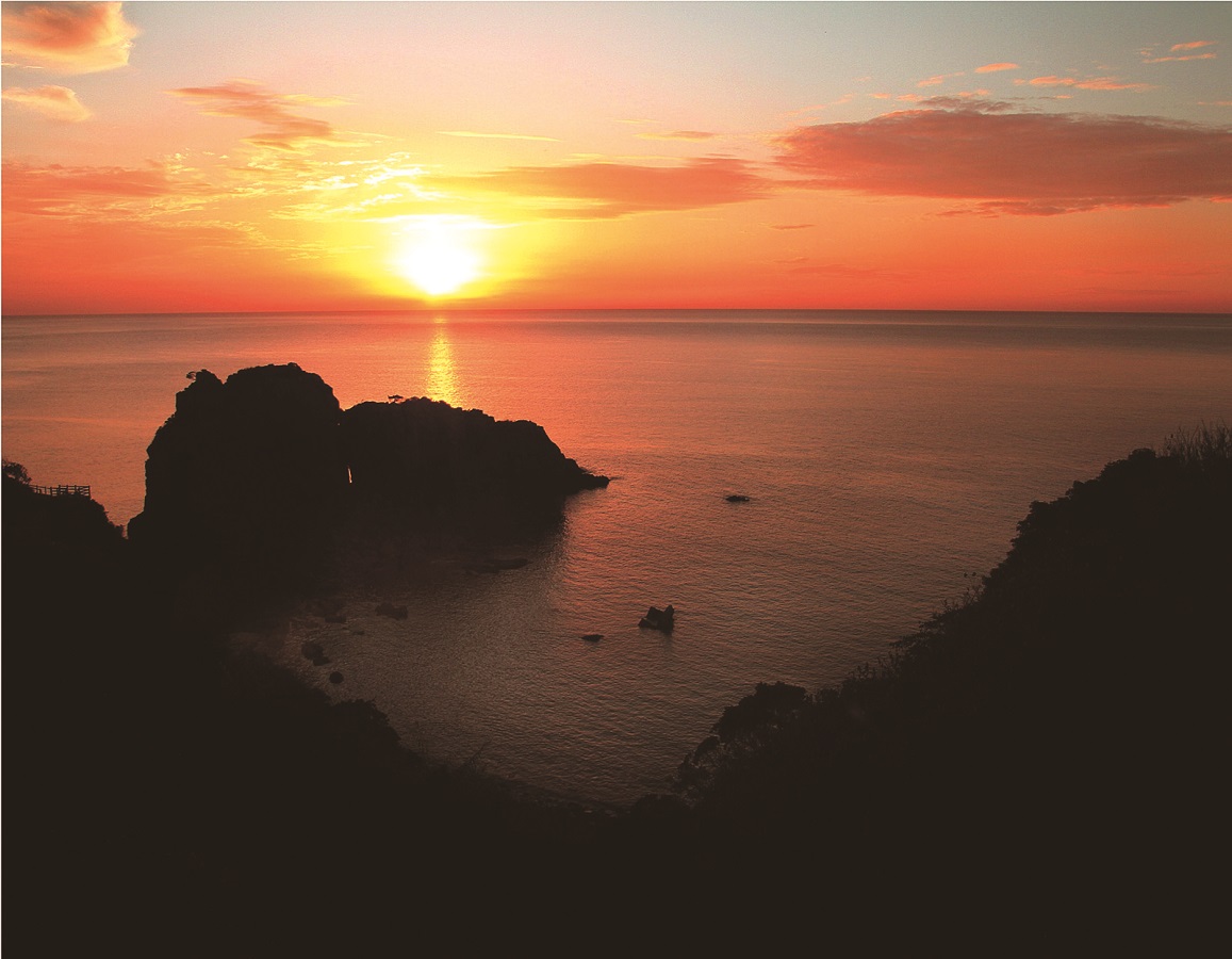 鬼海ヶ浦（きかいがうら）展望所から眺める夕陽は、息を呑むほどの美しさ