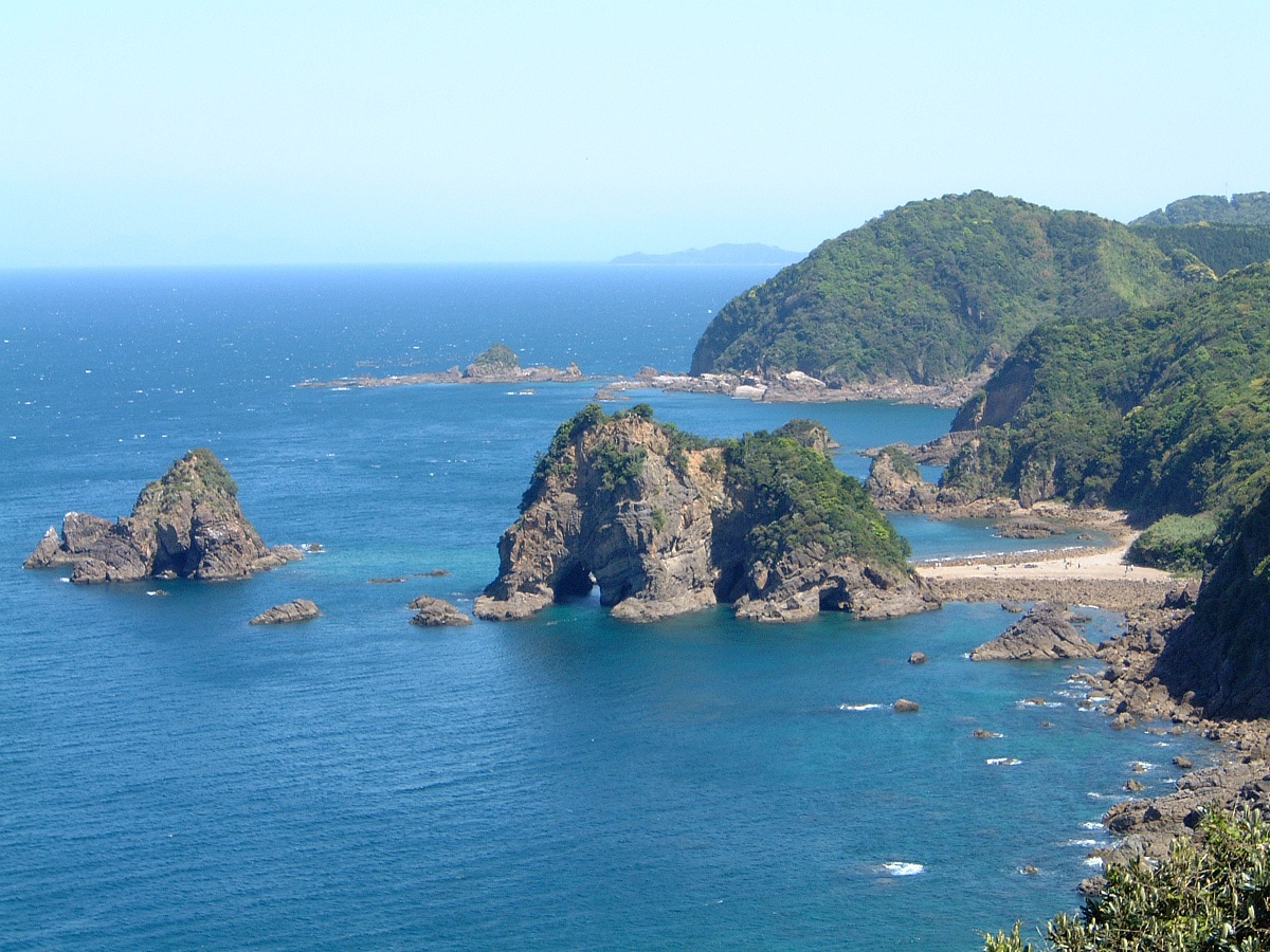 波の浸食によってつくられたトンネルの海食洞門がみられる