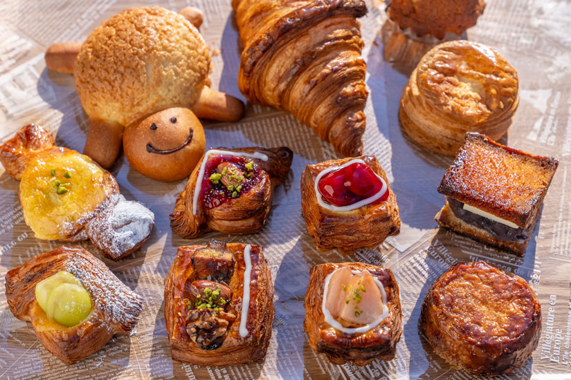木々を眺めて焼きたてパンを味わおう