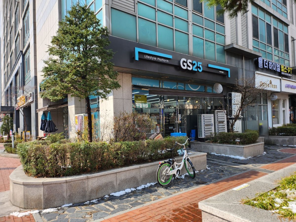 楽にコンビニで購入も可能なカードもあり。