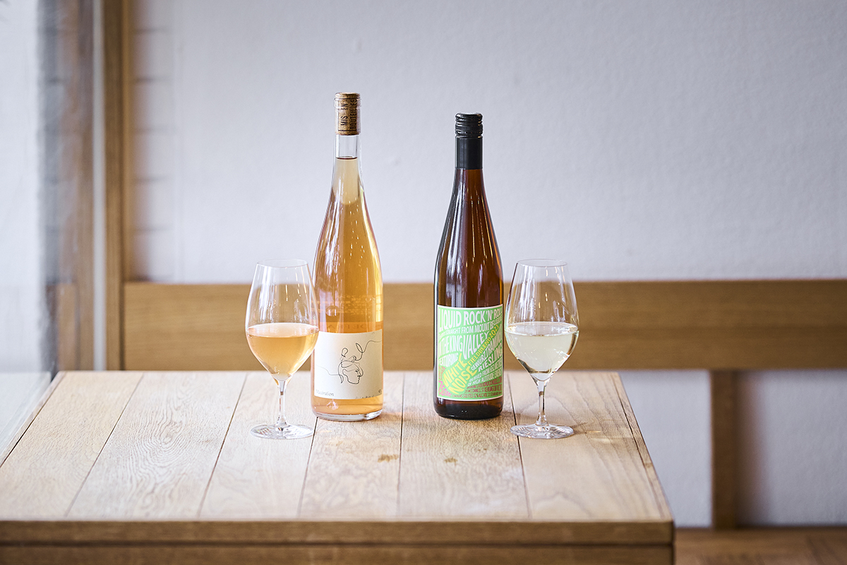 （写真左から）「シャルルフレイ　マゼラシシオン」グラス1300円、右「リキッドロックンロール ホワイト・ノイズ」グラス1100円