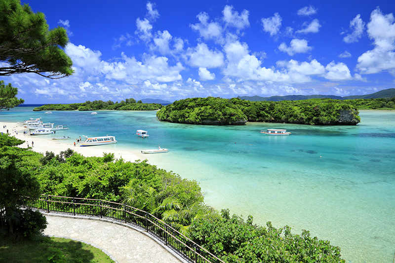 川平湾の遊歩道からの眺め