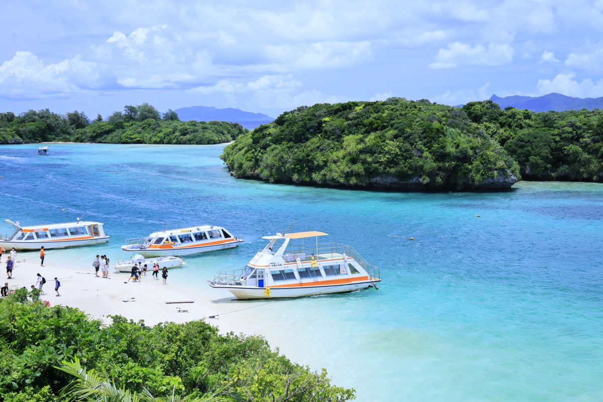 川平湾にグラスボートが停泊する様子