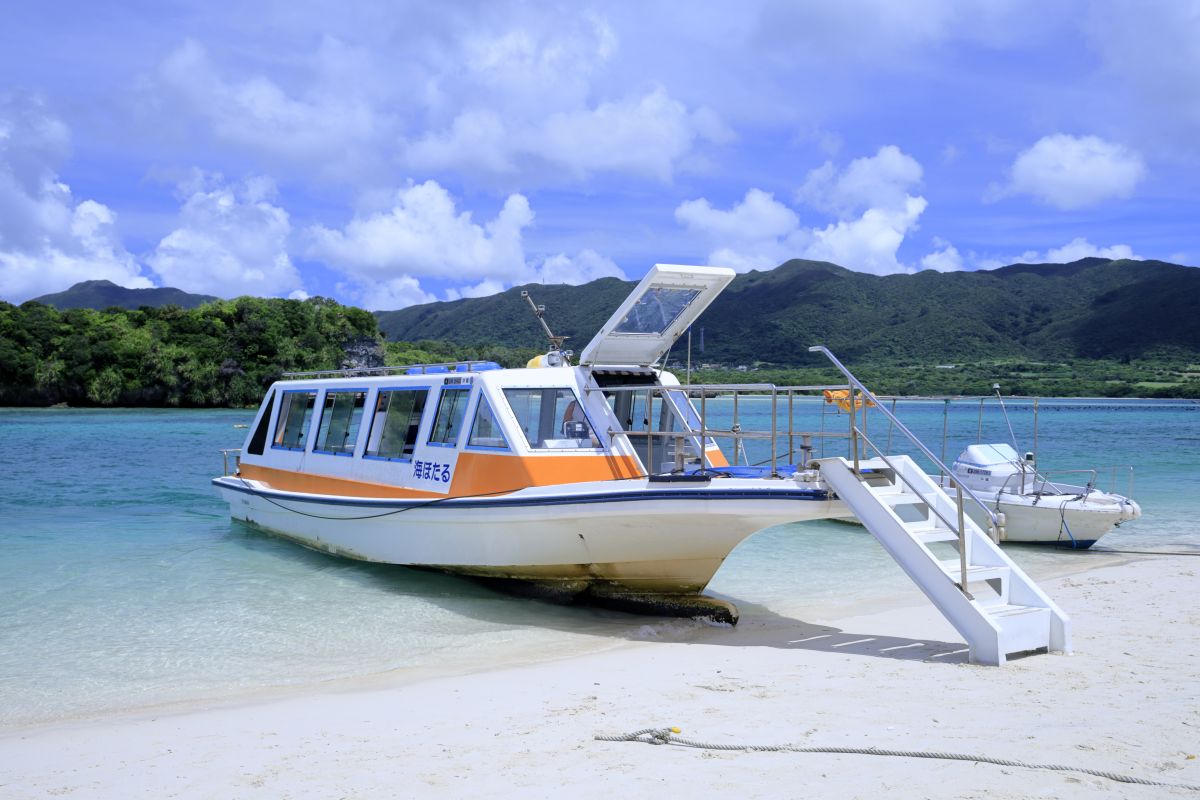 ハッチのあいたグラスボート