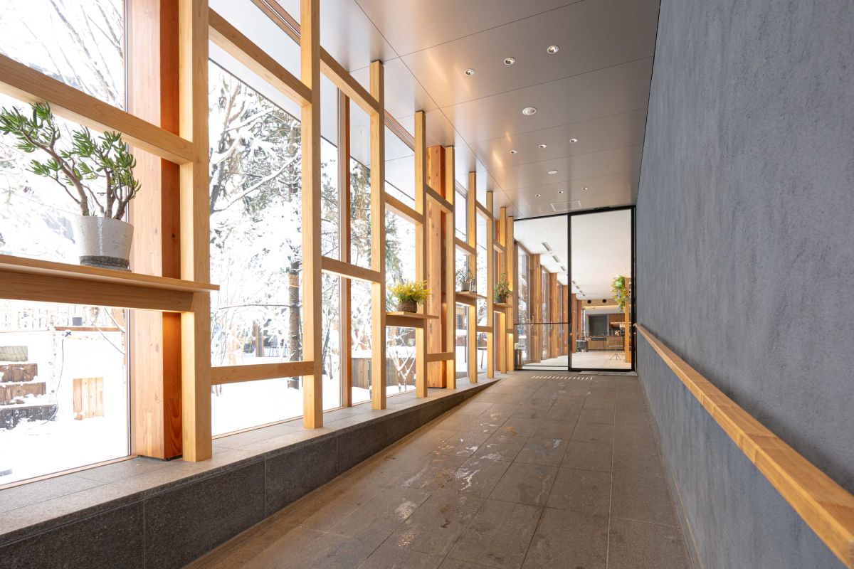 エントランスから続く道。格子状に組まれた木にもセンスが光る