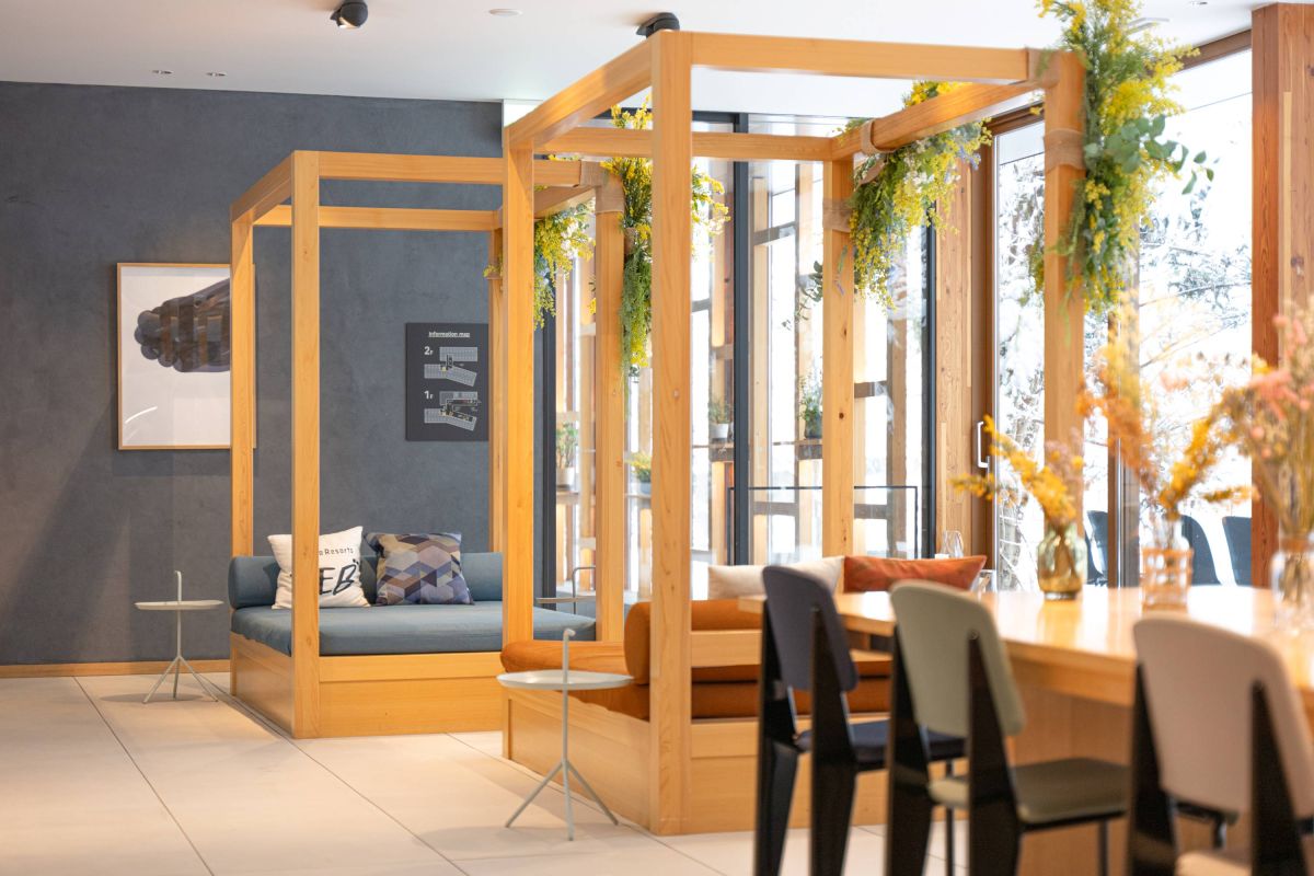 TAMARIBAのライブラリーエリアにはヤグラソファも