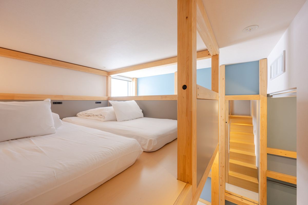 2階のベッドルームは屋根裏のようなワクワク感もある