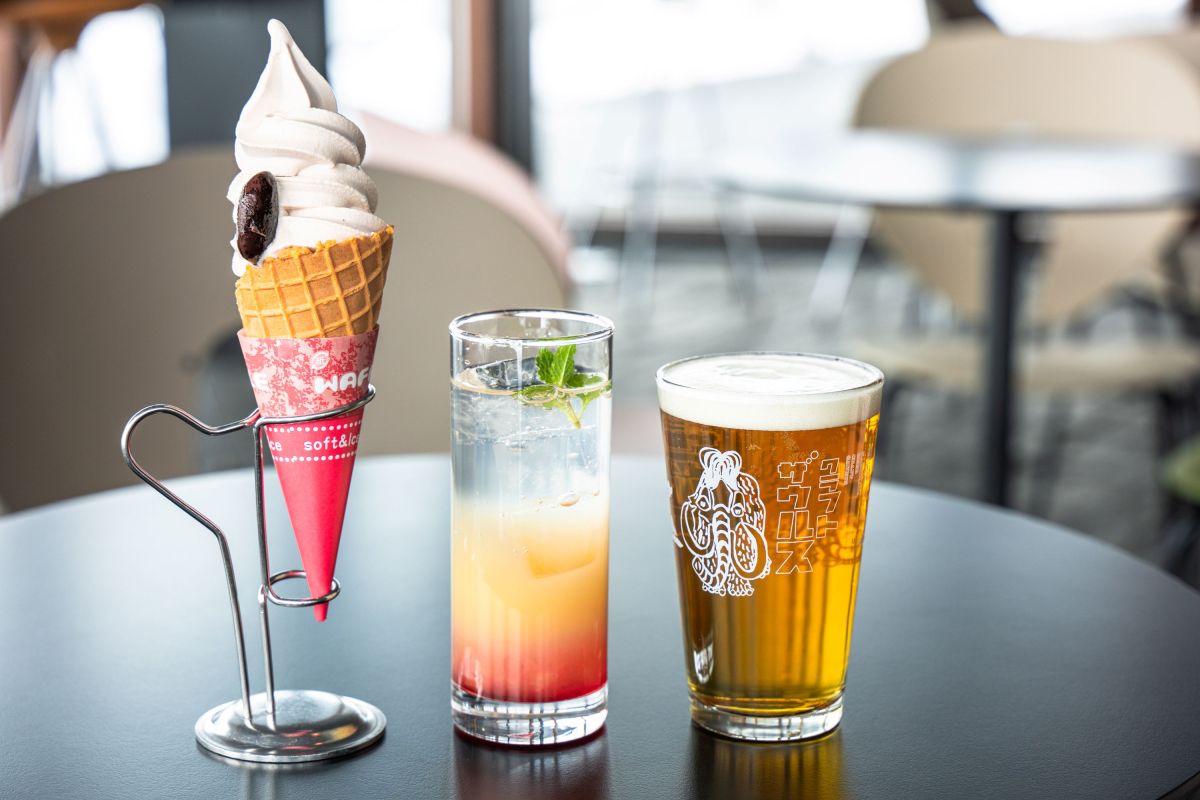 （写真左から）「ソフトクリーム 花豆」、「りんごスカッシュ」、「クラフトザウルス ペールエール」