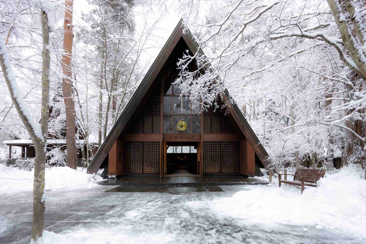 森の中にたたずむ教会は、三角屋根が特徴的