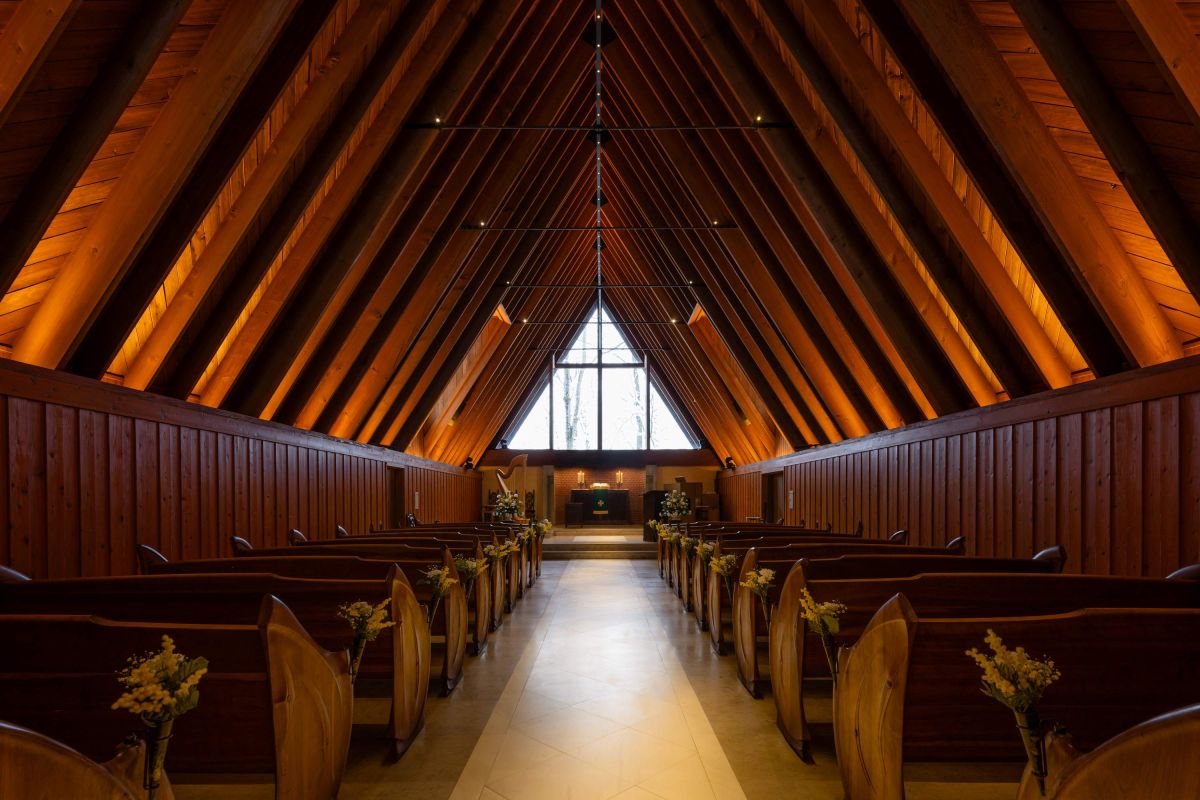 祭壇の大きな三角窓からは四季の自然を見ることができる