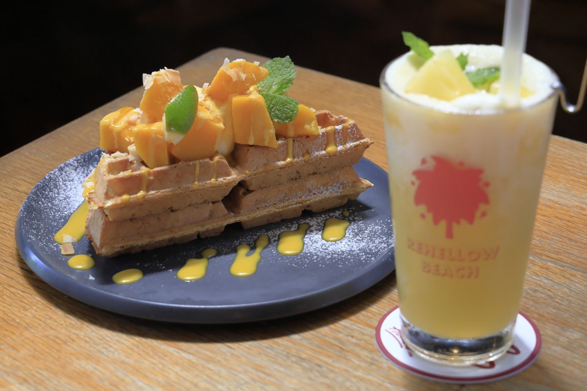 Re:Hellow BEACHのワッフルとパイナップルジュース