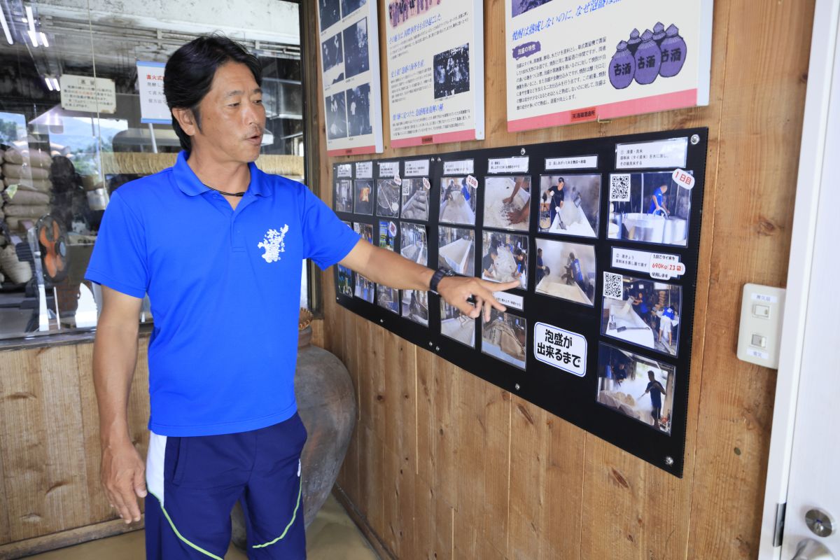 解説パネルの前に立つ男性