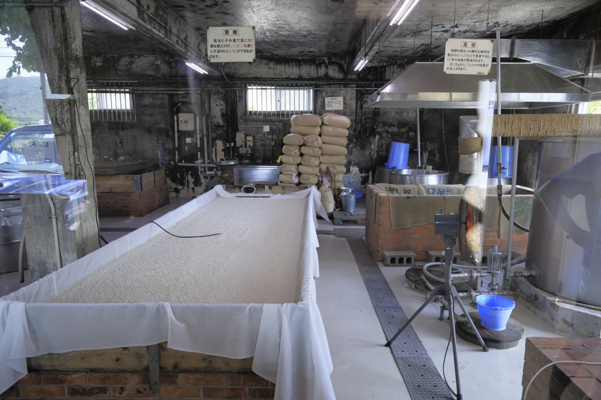 酒造所に設置された麹床