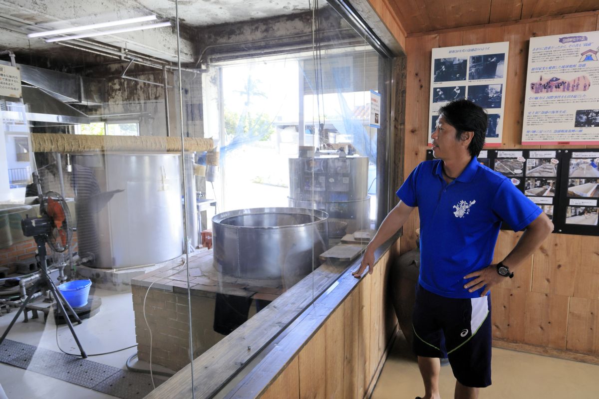 泡盛の製造工程について説明する男性