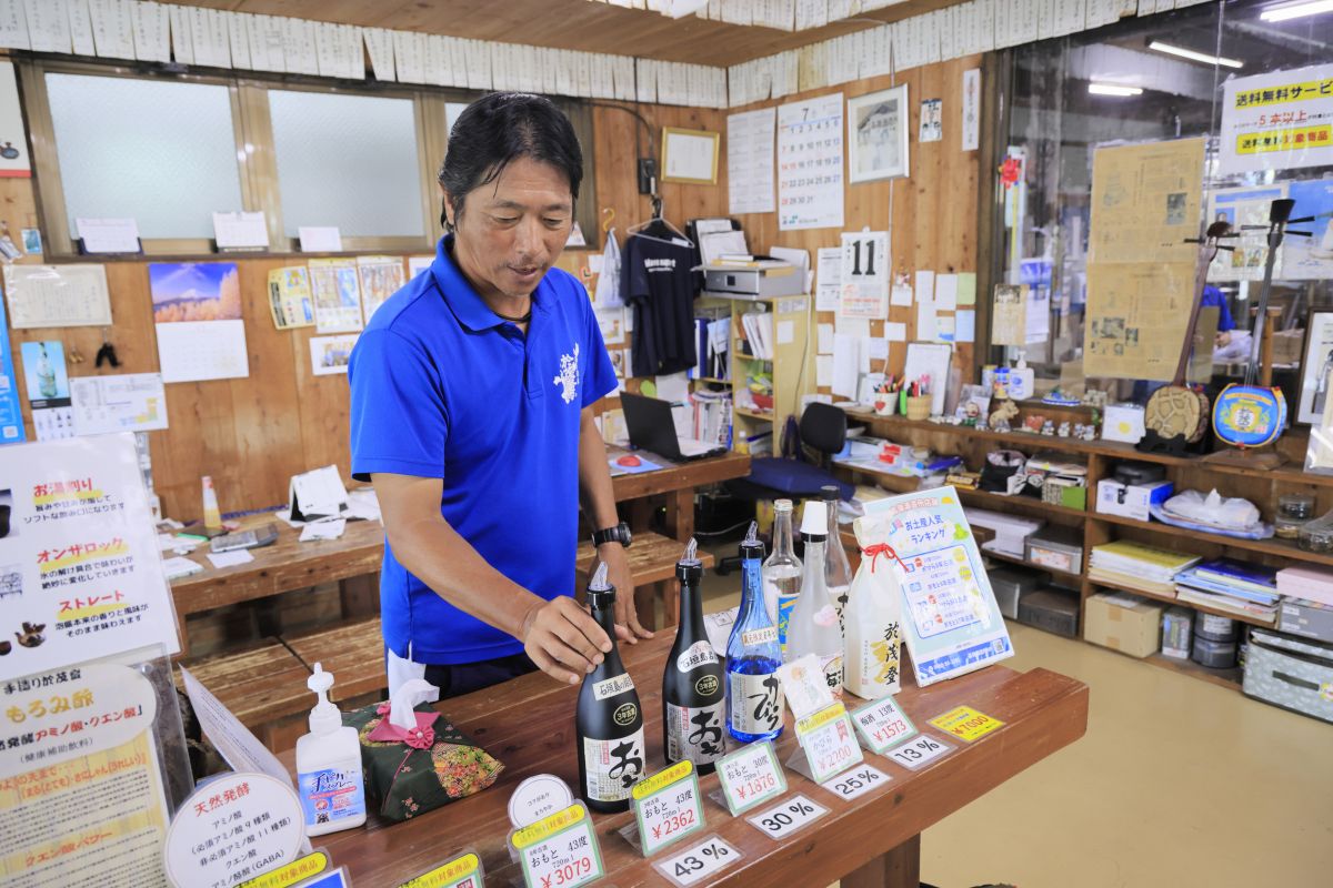 泡盛について説明する男性